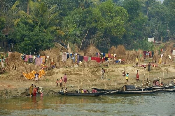 Village on the bank of the Hooghly River, part of the Ganges River, West Bengal, India, Asia