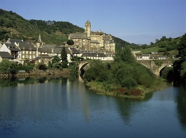 Village of Estaing, Aveyron, Midi Pyrenees, France, Europe