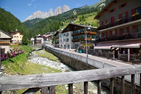 Village and river, Ciampedel, Fassa Valley, Trento Province, Trentino-Alto Adige  /  South Tyrol, Italian Dolomites, Italy, Europe