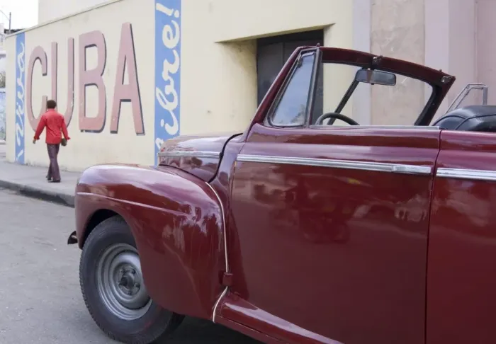 Framed Print : A vintage car near a Viva Cuba sign painted on a wall in cental Havana Framed Print : A vintage car near a Viva Cuba sign painted on a wall in cental Havana