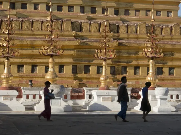 Framed Print : Visitors to the Buddhist temples of Bagan, Myanmar (Burma), Asia Framed Print : Visitors to the Buddhist temples of Bagan, Myanmar (Burma), Asia
