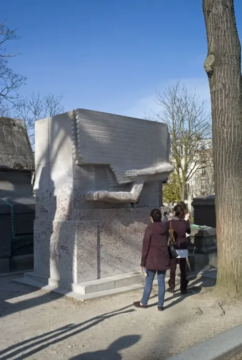Framed Print : Visitors photograph the tomb of Oscar Wilde, Pere Lachaise cemetery, Paris Framed Print : Visitors photograph the tomb of Oscar Wilde, Pere Lachaise cemetery, Paris