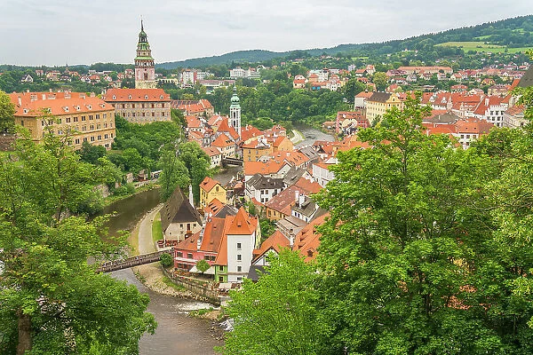 Vltava River by State Castle and Chateau Cesky Krumlov in town, UNESCO World Heritage Site, Cesky Krumlov, South Bohemian Region, Czech Republic (Czechia), Europe