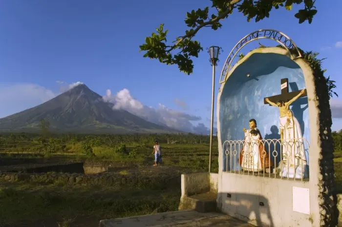 Framed Print : Volcanic cone with plume of smoke of Mount Mayon Framed Print : Volcanic cone with plume of smoke of Mount Mayon
