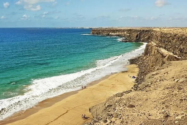 Volcanic rock headland and sandy beach south of this village on the north west coast, El Cotillo, Fuerteventura, Canary Islands, Spain, Atlantic, Europe