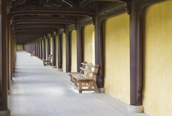 A walkway, Imperial Citadel, Hue, UNESCO World Heritage Site, Vietnam, Indochina, Southeast Asia, Asia