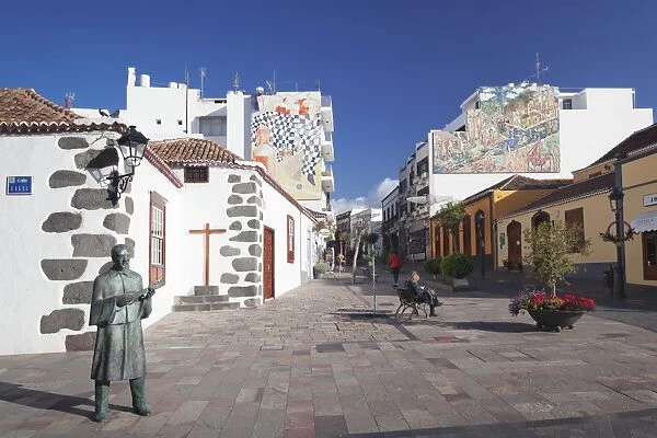 Wall painting, Plaza Espana in the old town of Los Llanos de Adriane, La Palma, Canary Islands