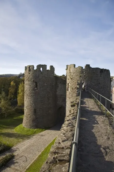 Framed Print : Walls walk west to Mill Gate towers entrance Framed Print : Walls walk west to Mill Gate towers entrance