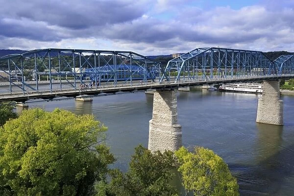 Walnut Street pedestrian bridge over the Tennessee River, Chattanooga, Tennessee, United States of America, North America