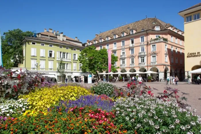 Framed Print : Walther Platz, Bolzano, Bolzano Province, Trentino-Alto Adige, Italy, Europe Framed Print : Walther Platz, Bolzano, Bolzano Province, Trentino-Alto Adige, Italy, Europe