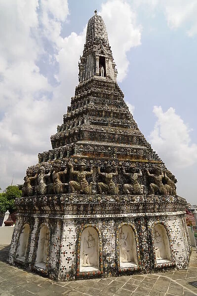 Wat Arun Ratchawararam Ratchawaramahawihan (Wat Arun) (Temple of Dawn), a Buddhist temple in the Bangkok Yai district of Bangkok, Thailand, South East Asia, Asia
