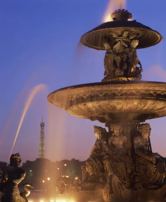 Framed Print : The water fountain in the Place de la Concorde with the Eiffel Tower beyond Framed Print : The water fountain in the Place de la Concorde with the Eiffel Tower beyond