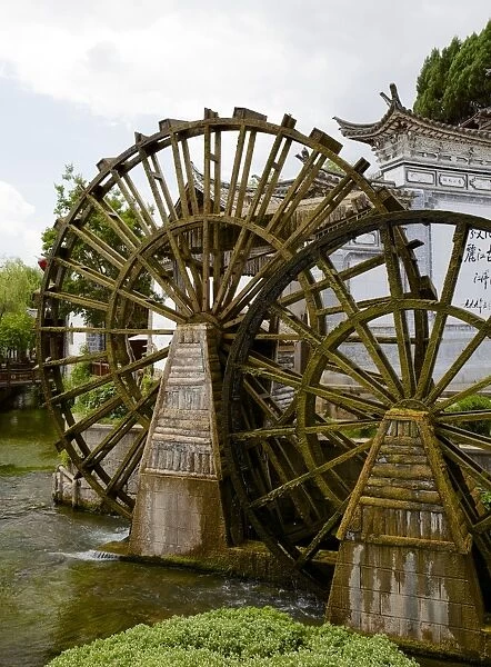 Water mill in the Old Town, Lijiang, UNESCO World Heritage Site, Yunnan Province, China, Asia
