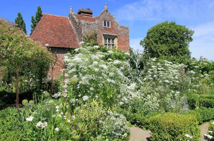 Framed Print : The White Garden, Sissinghurst Castle gardens, Kent, England, United Kingdom, Europe Framed Print : The White Garden, Sissinghurst Castle gardens, Kent, England, United Kingdom, Europe
