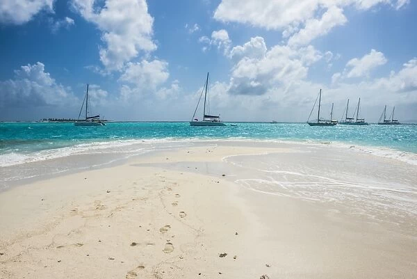 White sand bank in the turquoise waters of the Tobago Cays, The Grenadines, St. Vincent and the Grenadines, Windward Islands, West Indies, Caribbean, Central America