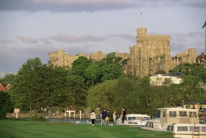 Framed Print : Windsor Castle from Eton Meadows across the River Thames, Windsor, Berkshire Framed Print : Windsor Castle from Eton Meadows across the River Thames, Windsor, Berkshire