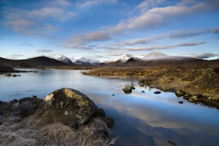 Framed Print : Winter view over Lochain Na h Achlaise towards snow-covered Black Mount Hills Framed Print : Winter view over Lochain Na h Achlaise towards snow-covered Black Mount Hills