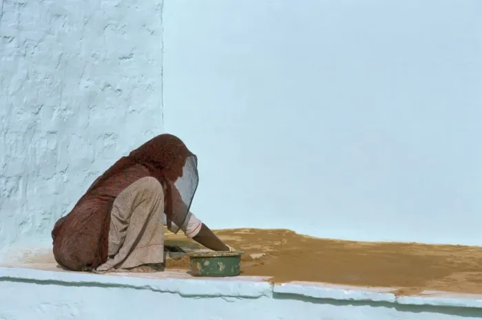 Framed Print : Woman painting walls in a village in the Barmer area Framed Print : Woman painting walls in a village in the Barmer area