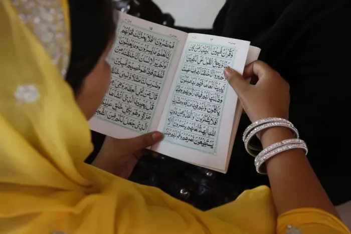Framed Print : Woman reading Kuranic scriptures in Nizamuddin Dergah, Delhi, India, Asia Framed Print : Woman reading Kuranic scriptures in Nizamuddin Dergah, Delhi, India, Asia