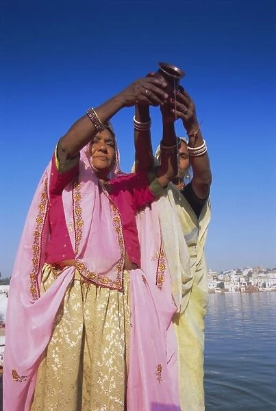 Women at the Hindu pilgrimage to holy Pushkar Lake