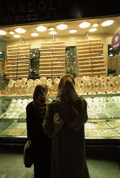 Women looking at gold in the Grand Bazaar