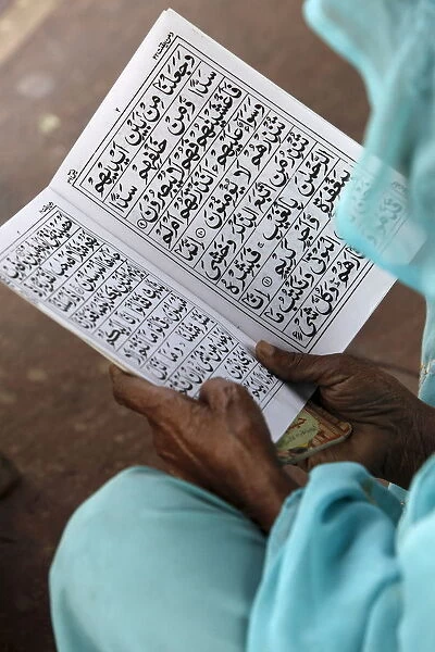 Women reading at Jamma Masjid (Delhi Great Mosque), Delhi, India, Asia