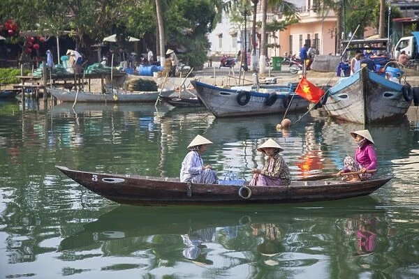 Women in rowing boat, Hoi An, UNESCO World Heritage Site, Quang Nam, Vietnam, Indochina, Southeast Asia, Asia