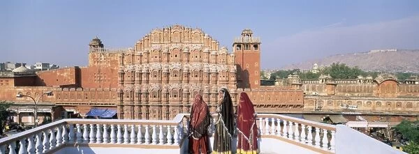 Women in saris in front of the facade of Hawa Mahal