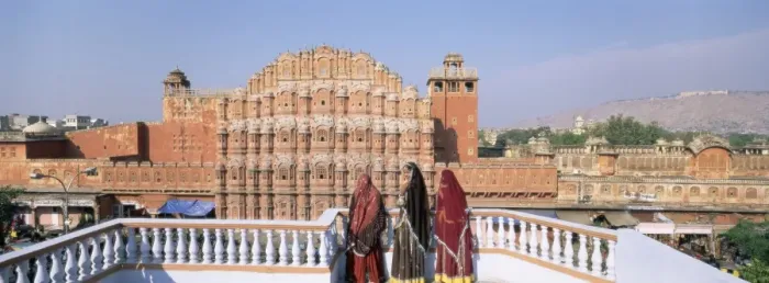 Framed Print : Women in saris in front of the facade of Hawa Mahal Framed Print : Women in saris in front of the facade of Hawa Mahal