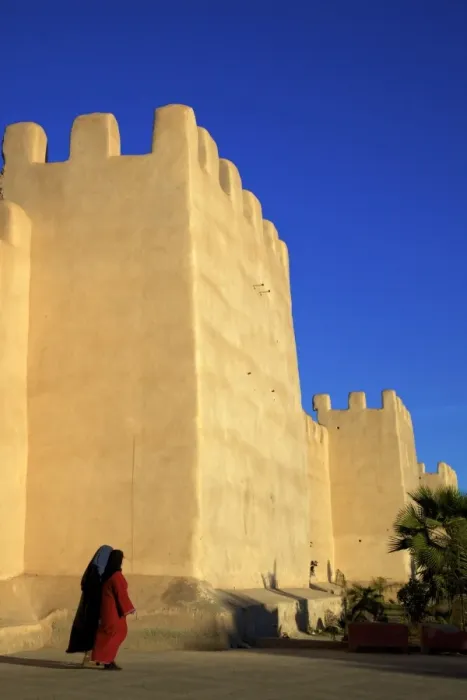 Framed Print : Women in traditional dress with Old City wall, Taroudant, Morocco, North Africa, Africa Framed Print : Women in traditional dress with Old City wall, Taroudant, Morocco, North Africa, Africa