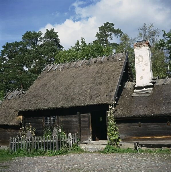 Wooden building with thatched roof of the Oktorp farmstead