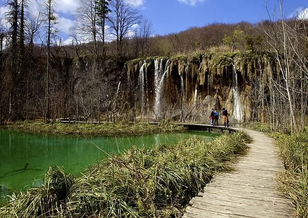 Wooden walkway (boardwalk) and waterfalls in Plitvice Lakes National Park, UNESCO World Heritage Site, Plitvice, Croatia, Europe