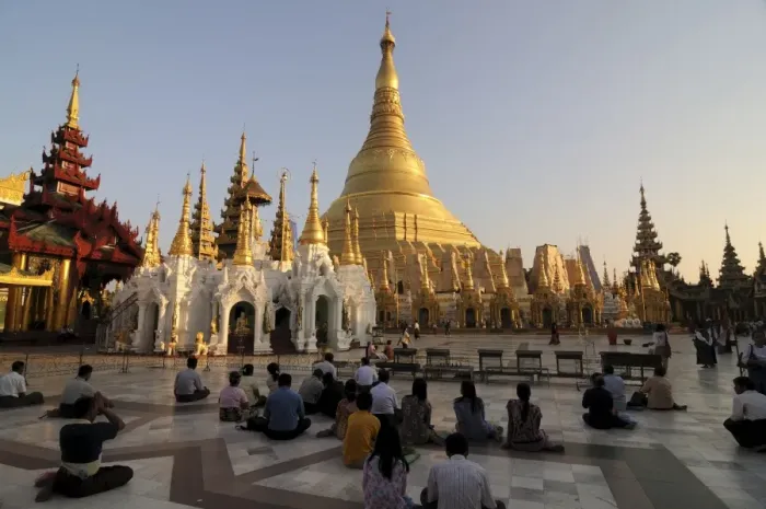 Framed Print : World famous Shwedagon Paya, Yangon (Rangoon), Myanmar, Asia Framed Print : World famous Shwedagon Paya, Yangon (Rangoon), Myanmar, Asia