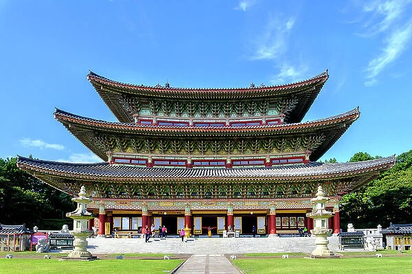 Yakcheonsa Buddhist Temple, 30 meters high, spanning 3305 square meters, the largest temple in Asia, Jeju Island, South Korea, Asia