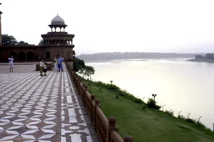 Framed Print : Yamuna River and Taj Mahal, UNESCO World Heritage Site, Agra, Uttar Pradesh, India, Asia Framed Print : Yamuna River and Taj Mahal, UNESCO World Heritage Site, Agra, Uttar Pradesh, India, Asia
