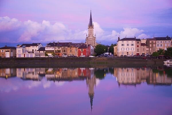 Yonne riverbanks at sunset, Auxerre, Yonne, Bourgogne (Burgundy), France, Europe