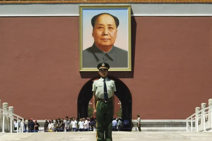 Framed Print : Young guard in front of a portrait of Mao Zhe Dong on the Gate of Heavenly Peace built in the 15th century on the edge of Tiananmen Square, Beijing Framed Print : Young guard in front of a portrait of Mao Zhe Dong on the Gate of Heavenly Peace built in the 15th century on the edge of Tiananmen Square, Beijing