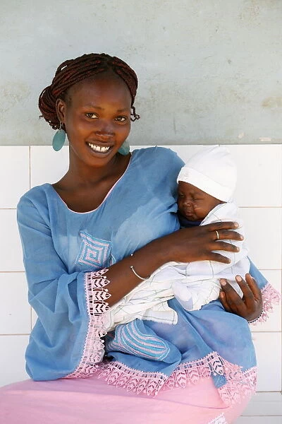 Young woman carrying her baby, Garage-Bentenier, Thies, Senegal, West Africa, Africa