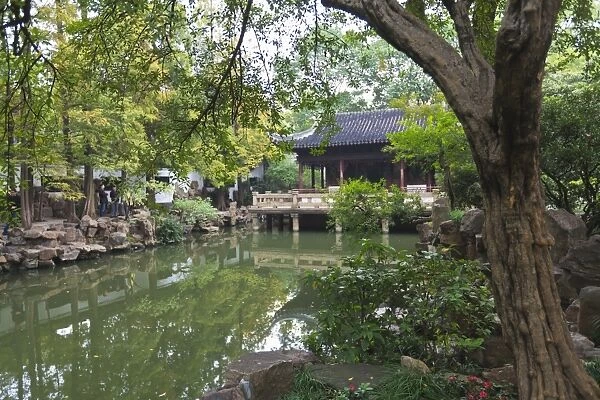 Yu Gardens (Yuyuan Gardens), the restored 16th century gardens are one of Shanghais most popular tourist attractions, Nanshi, Shanghai, China, Asia