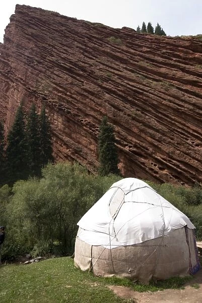 Yurt below a dramatic rock formation, Jeti-Oghuz near Karakol, Kyrgystan, Central Asia