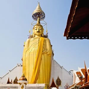 The 32 metre tall gold Buddha statue at Wat Intharawihan, (Temple of the Standing Buddha), Bangkok, Thailand, Southeast Asia, Asia