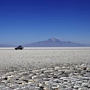 A 4x4 on Salar de Uyuni, the largest salt flat in the world, South West Bolivia, Bolivia, South America