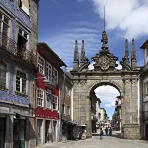 The Arco da Porta Nova, Baroque style city gate, and Rua Diogo de Sousa
