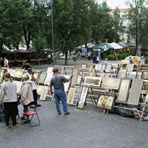 Artists displaying pictures for sale in Didzioji Gatve