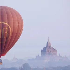 Balloon and Su-la-ma-ni Pahto, Bagan (Pagan), Myanmar (Burma), Asia