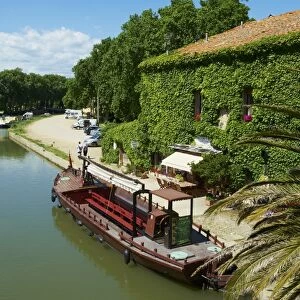 Barge for tourists, Le Somail, Navigation on the Canal du Midi, between Carcassone and Beziers UNESCO World Heritage Site, Aude, Languedoc Roussillon, France, Europe