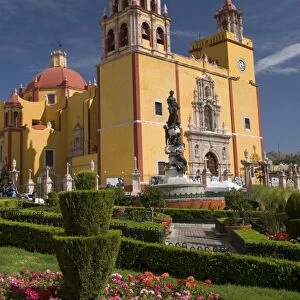 Basilica de Nuestra Senora de Guanajuato with the statue of the Virgin of Guanajuato in front