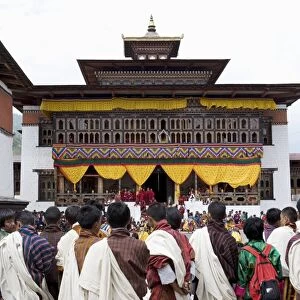 Bhutanese men in traditional dress, Buddhist festival (Tsechu), Trashi Chhoe Dzong