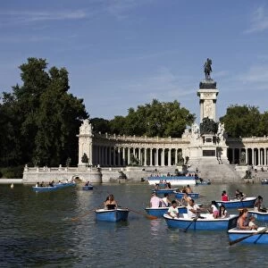 Boating on the lake in Retiro Park, Madrid, Spain, Europe