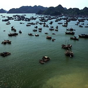 Boats in Ha-Long Bay, UNESCO World Heritage Site, Vietnam, Indochina, Southeast Asia, Asia